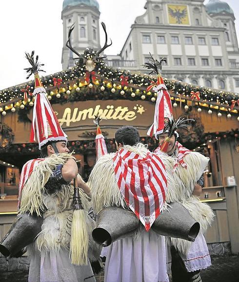 Los zanpazarrak de Berango, en el mercado de Navidad de Augsburgo.