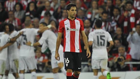 Xabi Etxeita en un partido ante el Real Madrid.