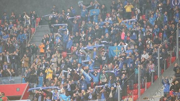 La afición del Oviedo anima a su equipo.