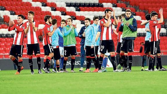 Jugadores del filial aplauden a la grada después de la victoria contra el Oviedo conseguida el lunes.