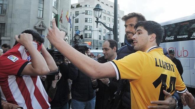 Fernando Llorente, con aficionados, a su llegada a Bilbao.