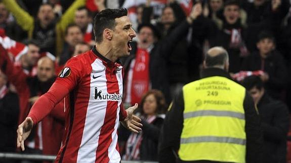 Aritz Aduriz celebra con rabia el gol contra el Sevilla.