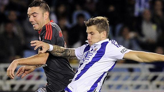 Iñigo Martínez pugna con Iago Aspas (Celta).