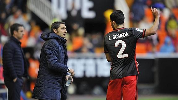 Ernesto Valverde da instrucciones a Bóveda durante un partido.