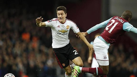 Ander Herrera pugnando por un balón con Ogbonna, del West Ham.