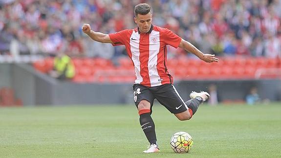 Ager Aketxe durante el partido ante Osasuna en San Mamés.