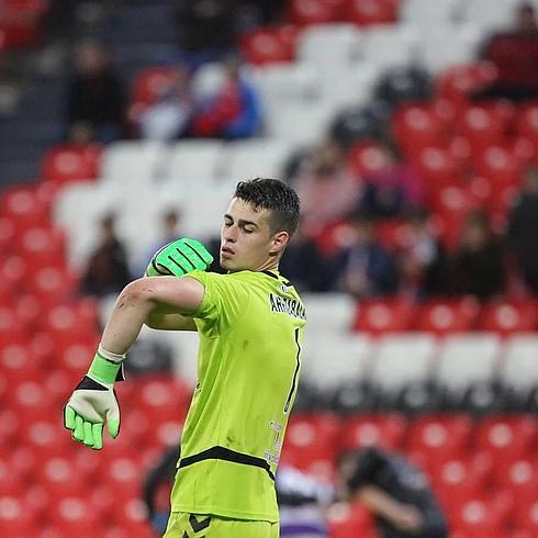 Kepa Arrizabalaga, con la camiseta del Valladolid en San Mamés.