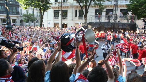 Las jugadoras del Athletic se dieron un baño de masas en las calles de Bilbao.
