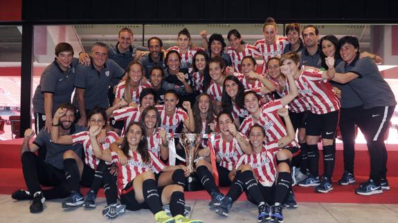 La plantilla al completo del Athletic femenino, con el título de la Primera División.