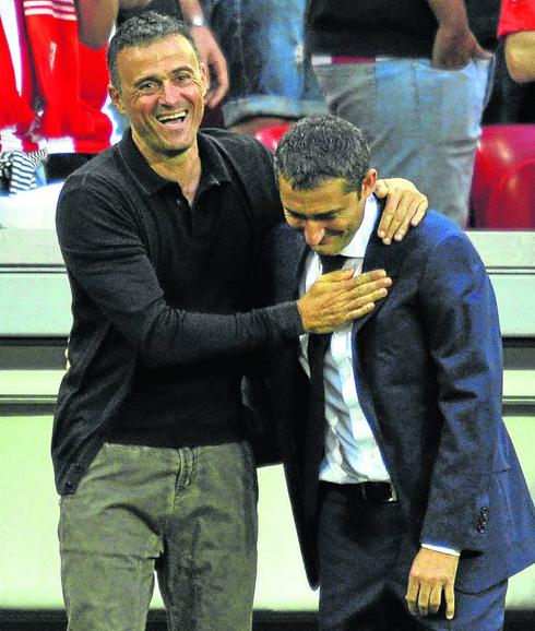 Luis Enrique y Valverde bromean antes del inicio del partido.