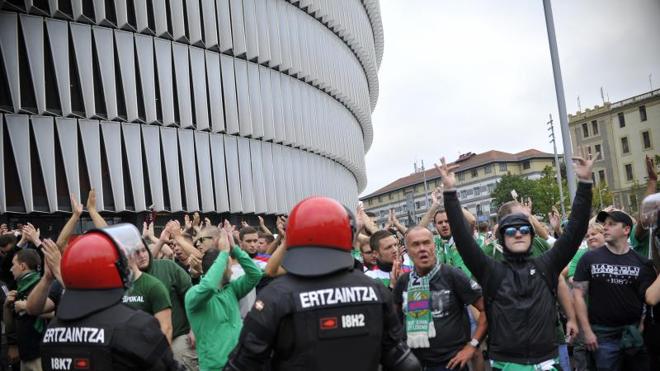 Los hinchas austriacos, a las puertas de San Mamés.