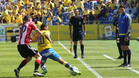 De Marcos y Jonathan Viera pugnan por el balón en el último duelo liguero entre el Athletic y Las Palmas.  