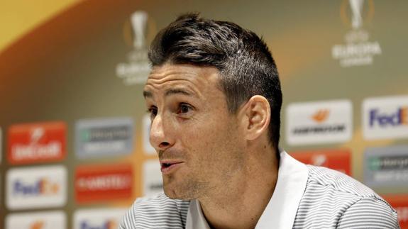 Aritz Aduriz, respondiendo a los medios.