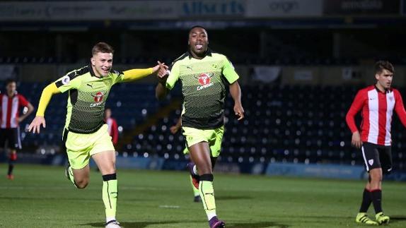 Los jugadores del Reading celebran uno de sus goles.