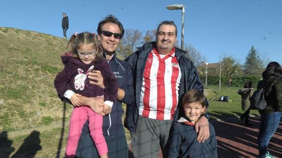 El sol y el amor a los colores ha llevado hoy a cientos de athleticzales a Lezama