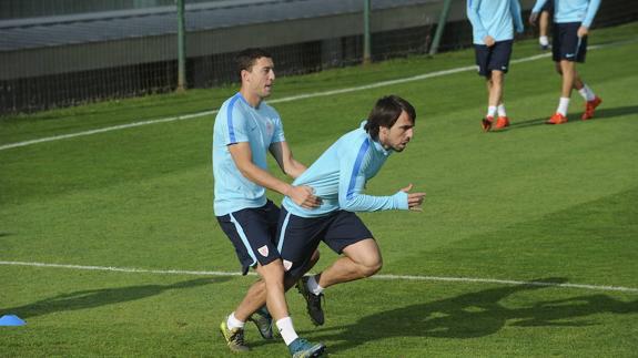 Beñat y Óscar De Marcos, entrenando en Lezama.