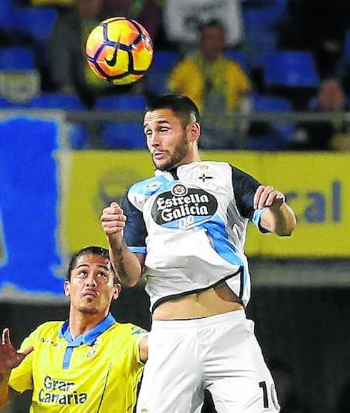 Andone, máximo artillero del Dépor, en un duelo en Las Palmas.