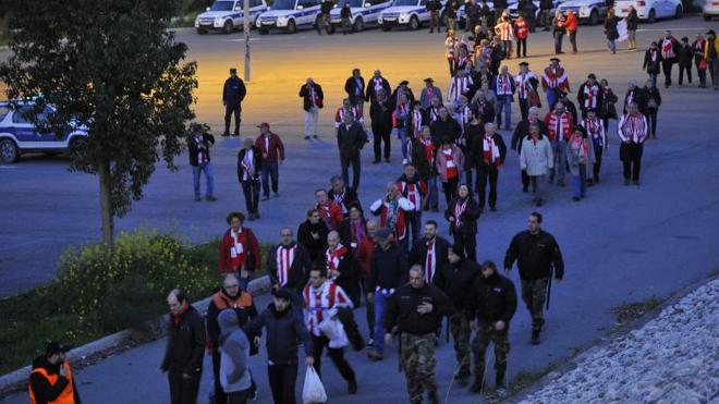 La afición del Athletic llega escoltada al campo del Apoel.