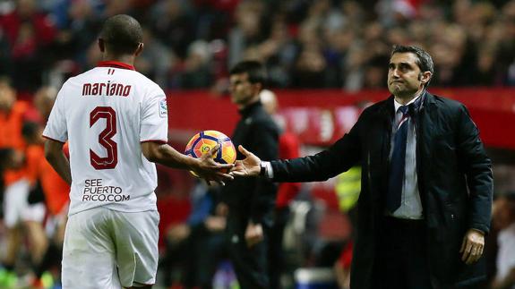 Valverde le entrega el balón a Mariano.