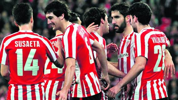 Los jugadores rojiblancos celebran el gol de penalti marcado por Raúl García frente al Málaga.