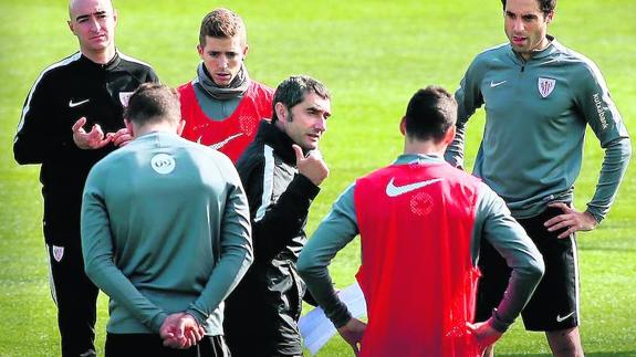 Valverde da instrucciones a sus jugadores durante el entrenamiento de ayer en Lezama. 