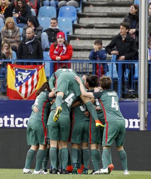Las rojiblancas celebran su gol en el Calderón.