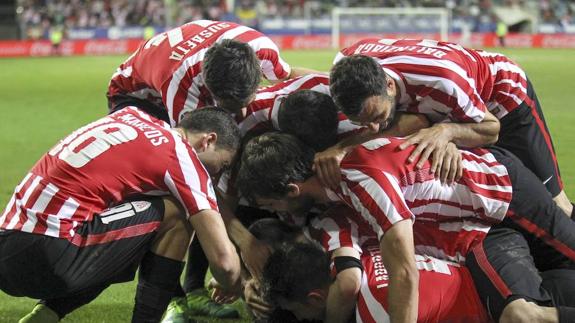 Los jugadores del Athletic celebran la victoria en Eibar.