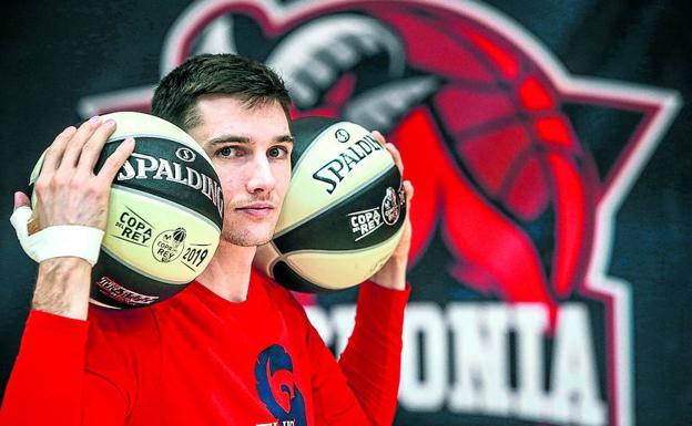 Mat Janning, durante la sesión de entrenamiento de ayer en la ciudad deportiva del Baskonia.