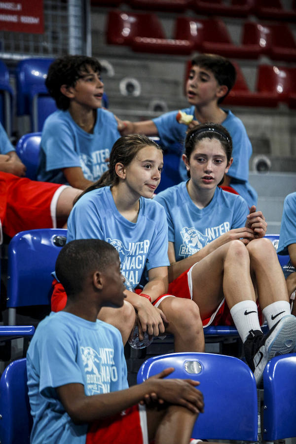 Fotos: Los niños del campus del Baskonia saltan a la cancha