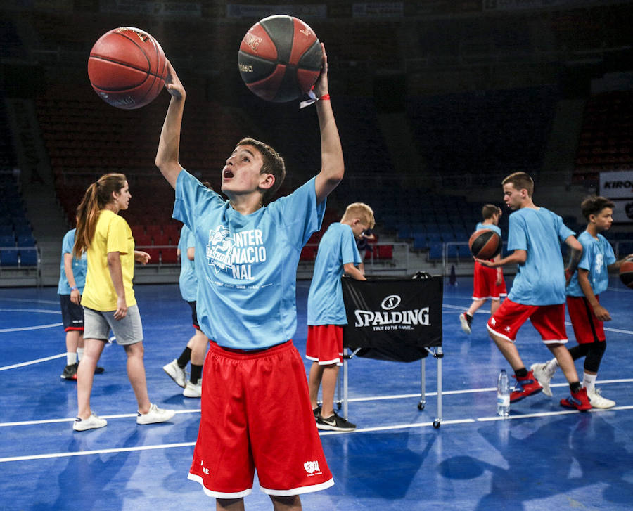 Fotos: Los niños del campus del Baskonia saltan a la cancha