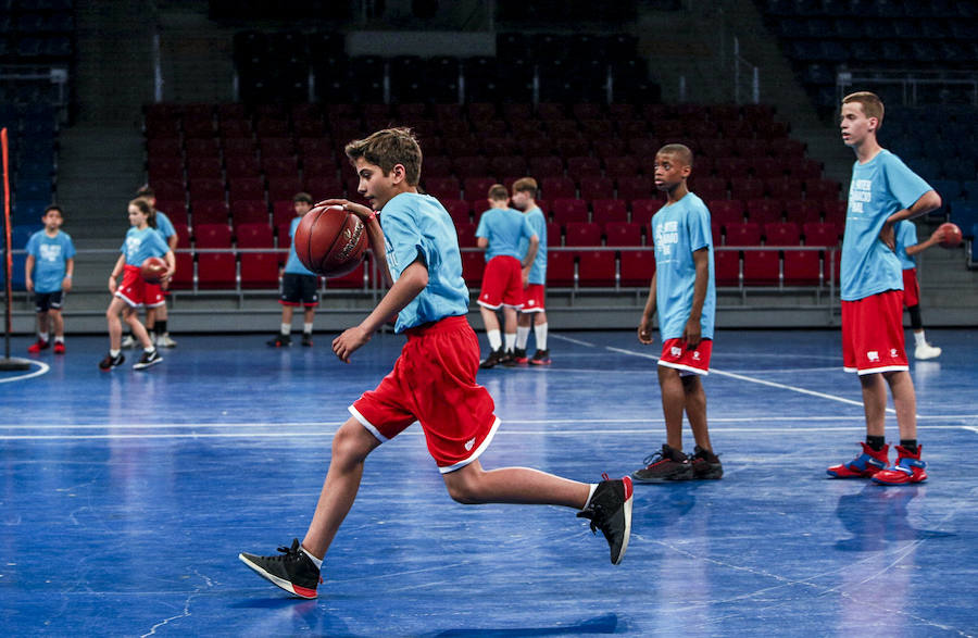 Fotos: Los niños del campus del Baskonia saltan a la cancha