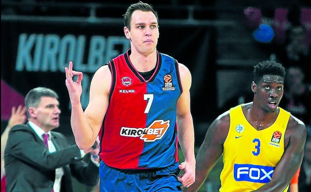 Johannes Voigtmann vuelve a defender tras lograr un triple ante O'Bryant, del Maccabi.