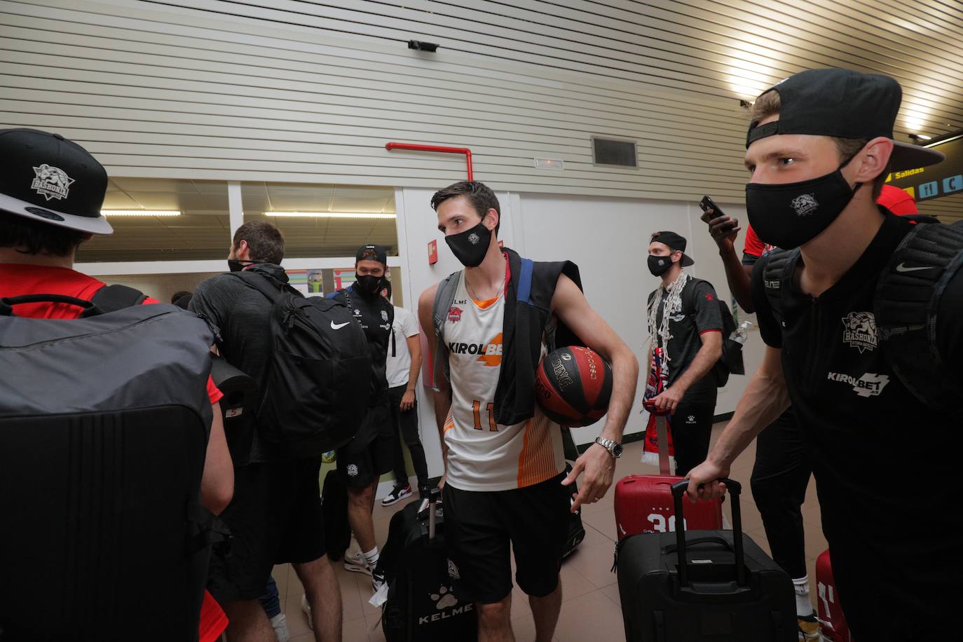 La expedición baskonista ha llegado de madrugada al aeropuerto de Foronda.