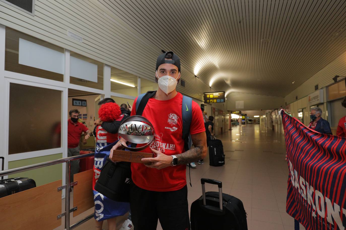 La expedición baskonista ha llegado de madrugada al aeropuerto de Foronda.