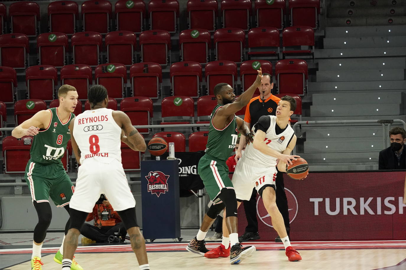 Fotos: LAs mejores imágenes del Baskonia - Bayern