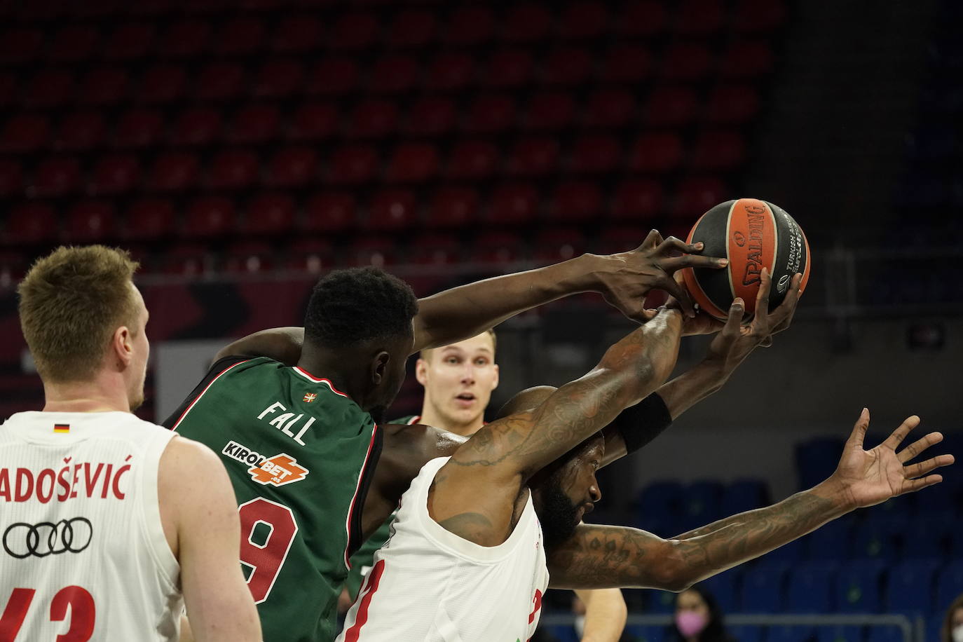 Fotos: LAs mejores imágenes del Baskonia - Bayern