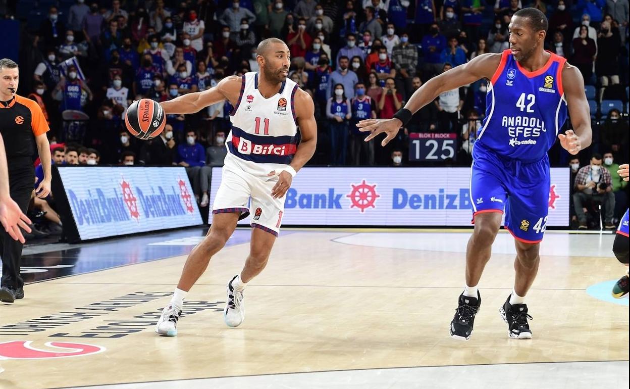 Granger sigue dolorido del hombro izquierdo tras recibir un golpe fortuito de Larkin.