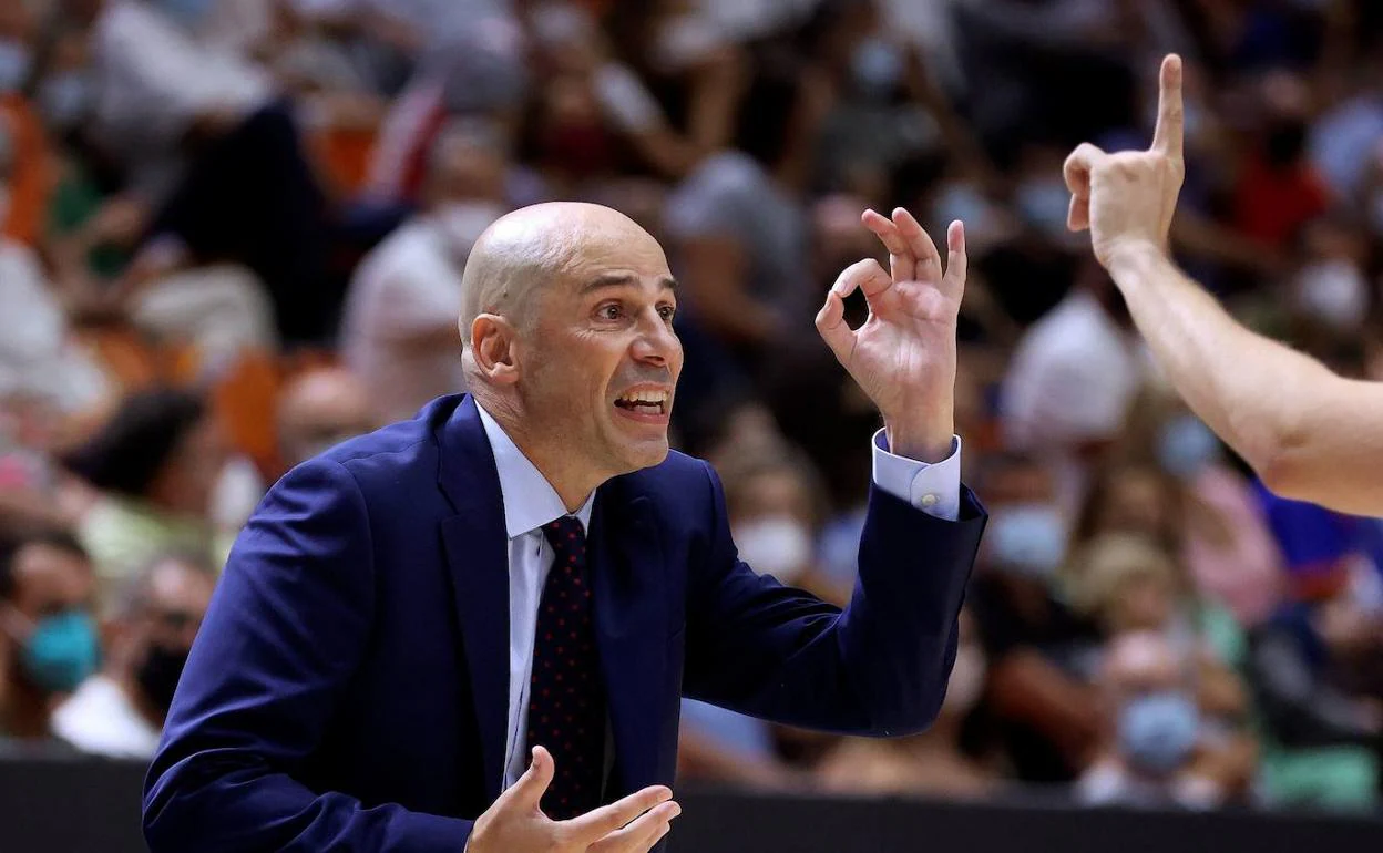 Peñarroya gesticula durante uno de los partidos que el Valencia disputó ante el Baskonia esta pasada temporada. 