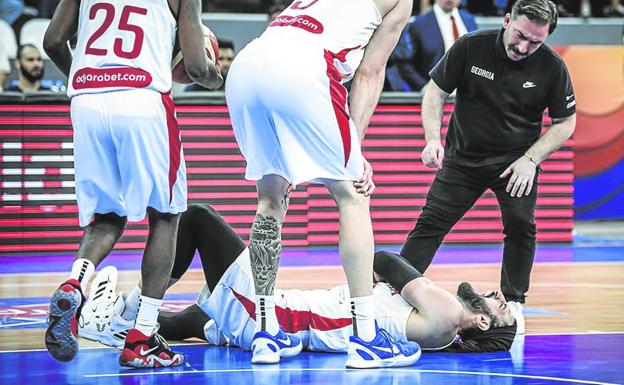 Shengelia yace dolorido sobre el parqué después de lesionarse el hombro./FIBA