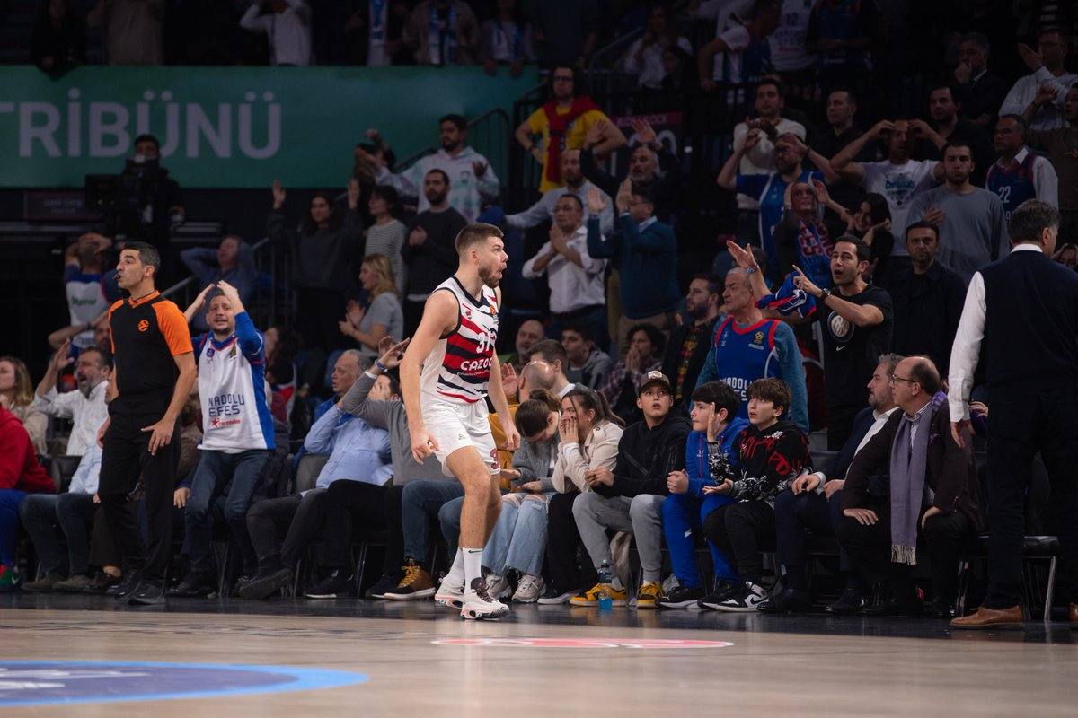 Reacción de Giedraitis y la afición del Efes tras el triple que abrochó la victoria del Baskonia.