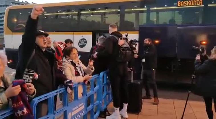 Gritos de MVP para Howard y ánimo para el Baskonia a su llegada a la Copa de Badalona