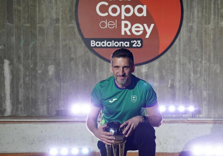 Ibon Navarro posa con la Copa, su primer trofeo como entrenador.