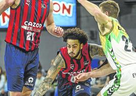 Howard, que acabó con 20 puntos en 15 minutos, supera a Rabaseda.