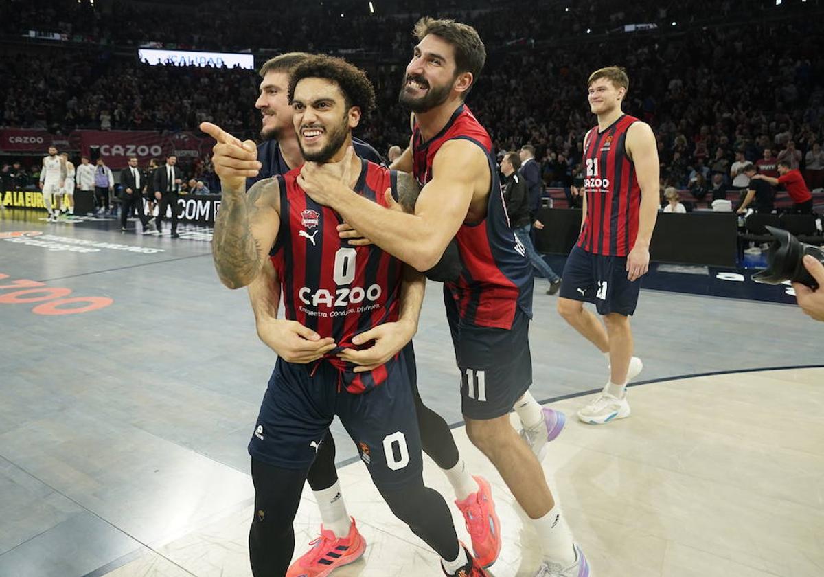 Marinkovic y Dani Díez abrazan a Howard tras la victoria de Euroliga ante el Real Madrid.