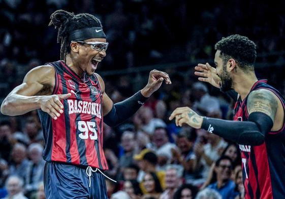 Euforia del pívot Chima Moneke y del artillero Markus Howard, los dos jefes del equipo vitoriano en este arranque de la nueva temporada.
