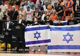 Los jugadores del Maccabi con banderas de Israel en el partido en La Fonteta.