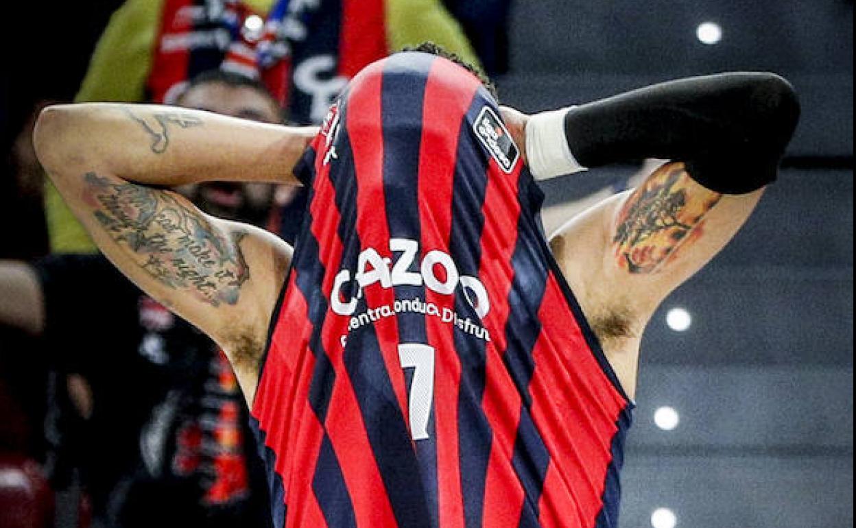 Henry se cubre el rostro con la camiseta durante un partido celebrado en el Buesa Arena.