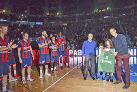 El club de los cinco: el quinteto de leyendas del Baskonia con su camiseta en lo más alto del Buesa