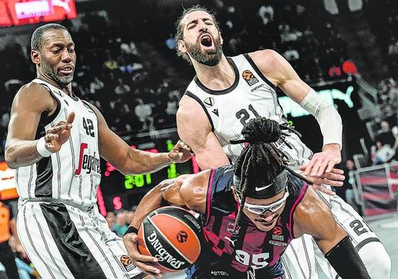 Moneke deja atrás a Shengelia y a Dunston en el choque de la primera vuelta ante el Virtus.