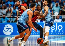 McIntyre, emparedado durante el partido inaugural de la ACB que ganó el Baskonia en Lugo.